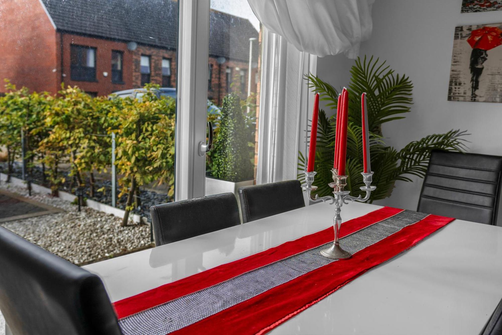 Séjour chez l'habitant Cosy, Stylish Bedroom For Business And Work Travellers *